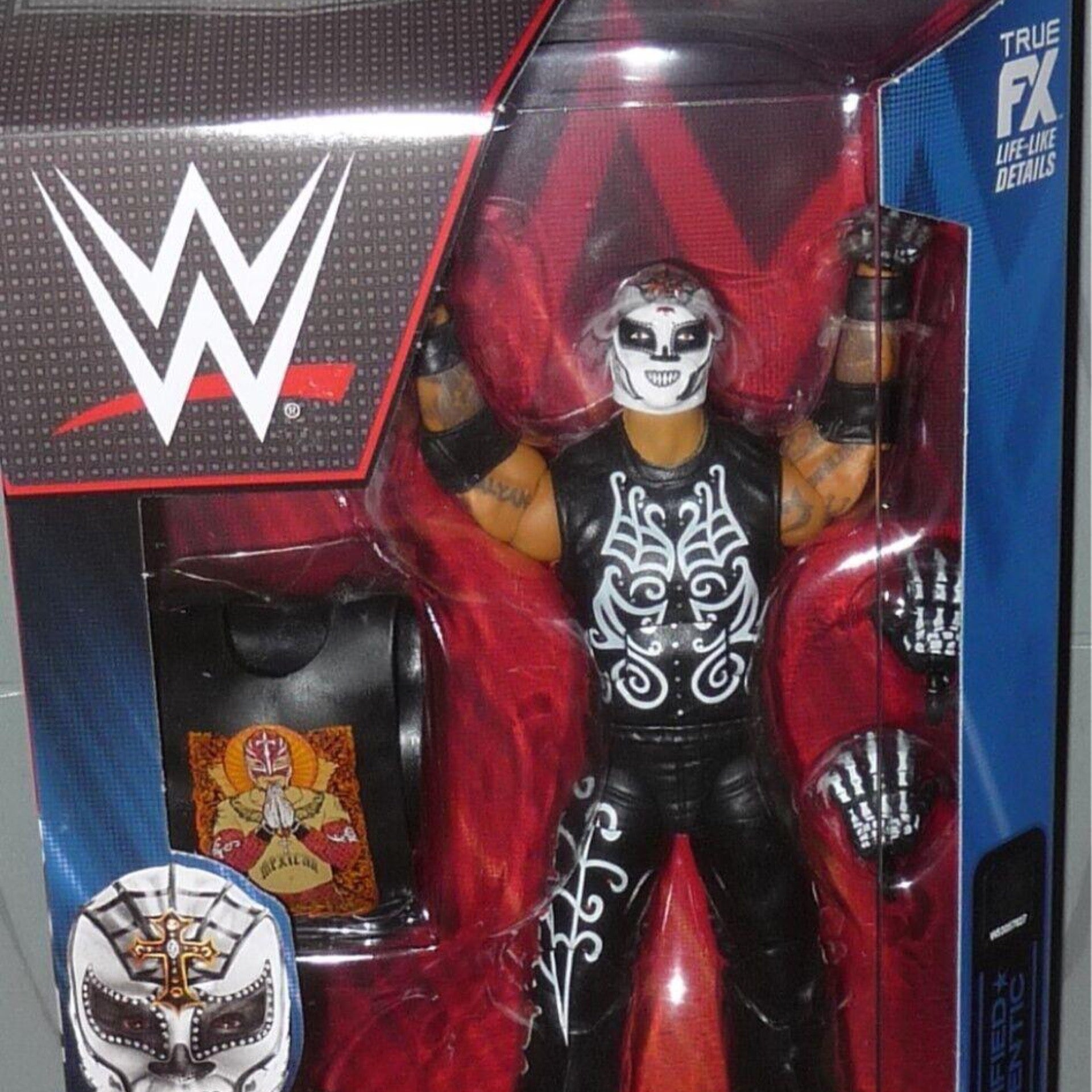 Mattel WWE Elite Collection - Set di action figure e accessori, Rey Mysterio, 15,2 cm, da collezione, con mani intercambiabili, anello e 25 punti di articolazione